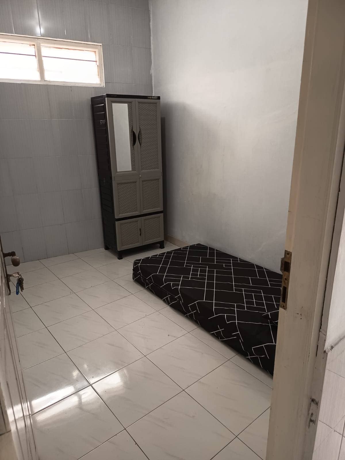 Kamar dengan Kasur dan Lemari